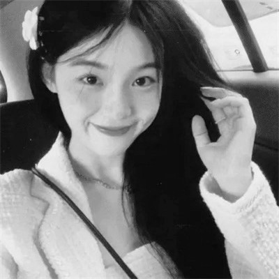 女生黑白简单意境头像真人图片