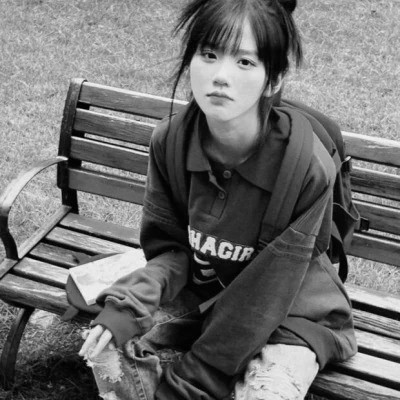 女生黑白简单意境头像真人图片