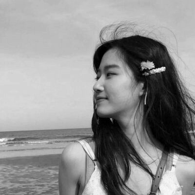 女生黑白简单意境头像真人图片