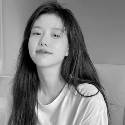 女生黑白简单意境头像真人图片