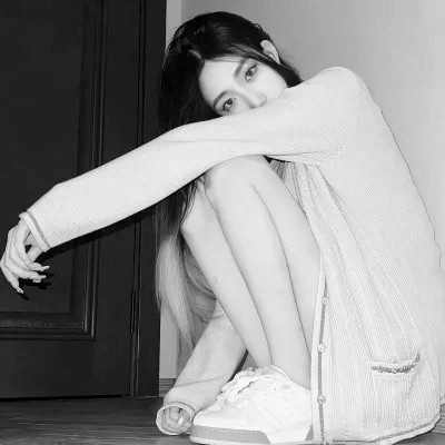 女生黑白简单意境头像真人图片