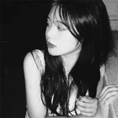 女生黑白简单意境头像真人图片