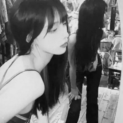 女生黑白简单意境头像真人图片