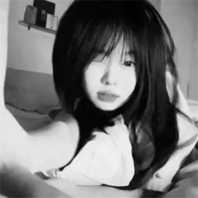 女生黑白简单意境头像真人图片
