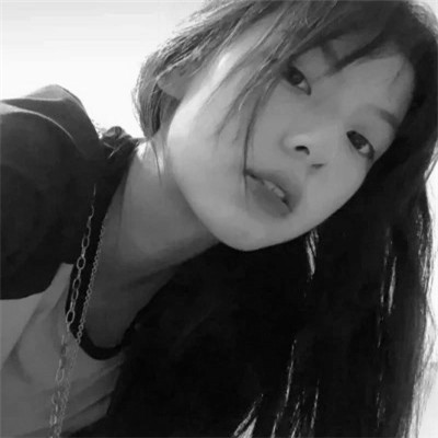 女生黑白简单意境头像真人图片