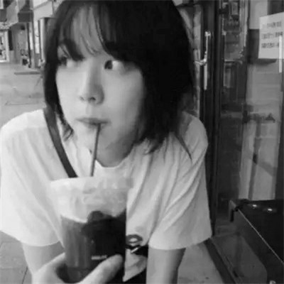 女生黑白简单意境头像真人图片