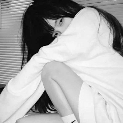女生黑白简单意境头像真人图片