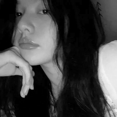 女生黑白简单意境头像真人图片
