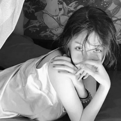 女生黑白简单意境头像真人图片