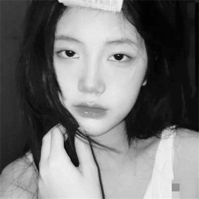 女生黑白简单意境头像真人图片