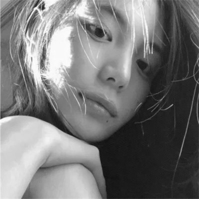 女生黑白简单意境头像真人图片