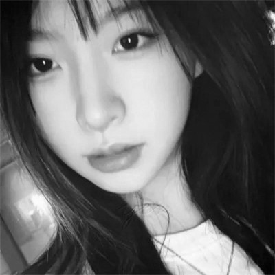 女生黑白简单意境头像真人图片