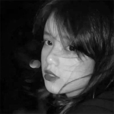 女生黑白简单意境头像真人图片