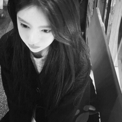 女生黑白简单意境头像真人图片