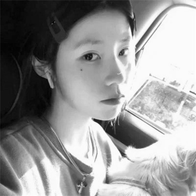 女生黑白简单意境头像真人图片
