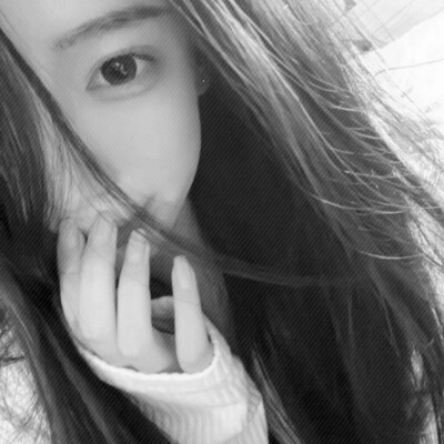 女生黑白简单意境头像真人图片