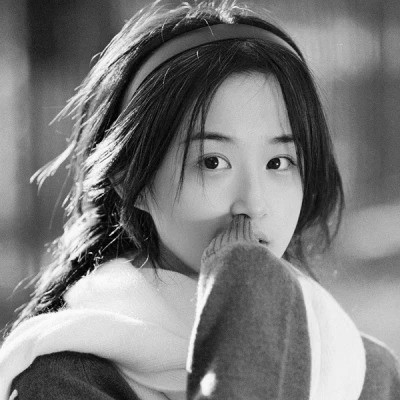 女生黑白简单意境头像真人图片