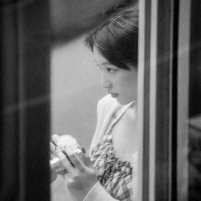 女生黑白简单意境头像真人图片