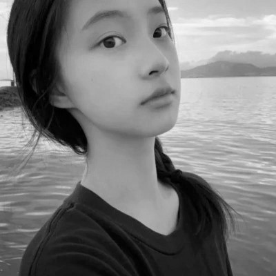 女生黑白简单意境头像真人图片
