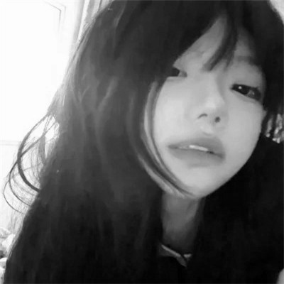 女生黑白简单意境头像真人图片