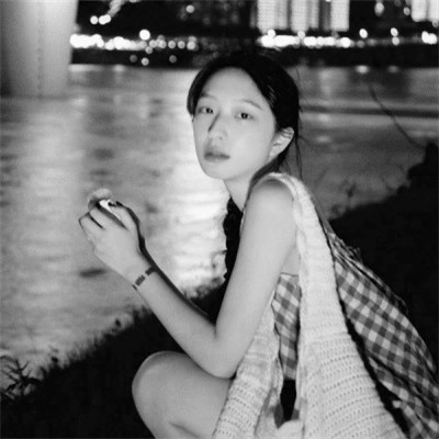女生黑白简单意境头像真人图片