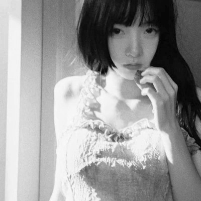 女生黑白简单意境头像真人图片