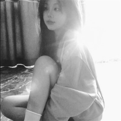 女生黑白简单意境头像真人图片