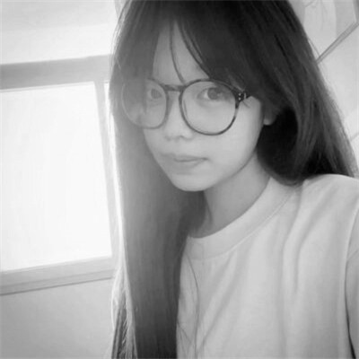 女生黑白简单意境头像真人图片