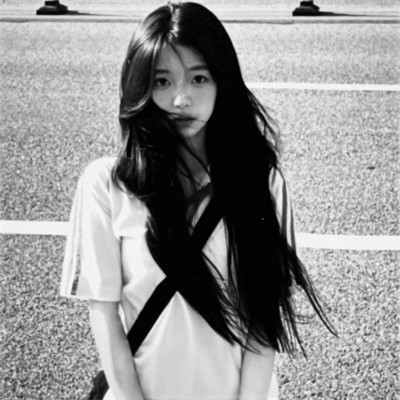 女生黑白简单意境头像真人图片