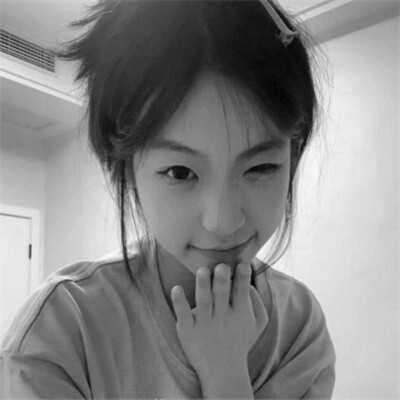 女生黑白简单意境头像真人图片