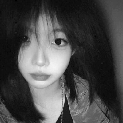 女生黑白简单意境头像真人图片