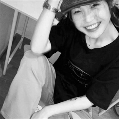 女生黑白简单意境头像真人图片