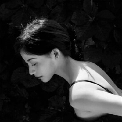 女生黑白简单意境头像真人图片
