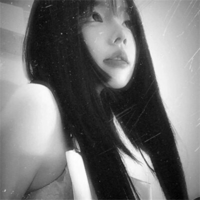 女生黑白简单意境头像真人图片