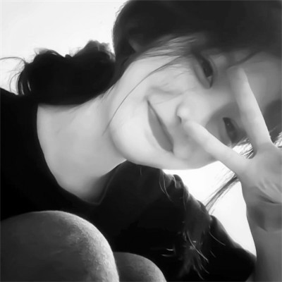 女生黑白简单意境头像真人图片