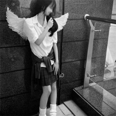 女生黑白简单意境头像真人图片