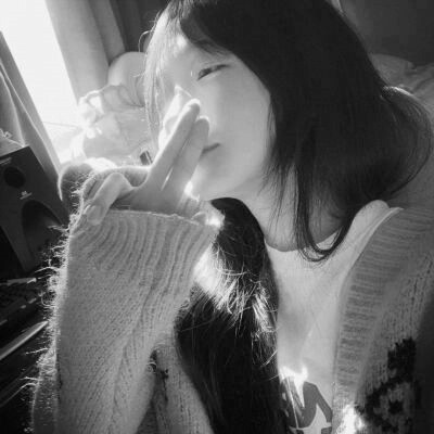 女生黑白简单意境头像真人图片