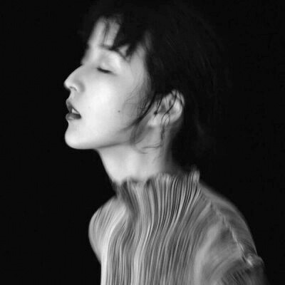 女生黑白简单意境头像真人图片
