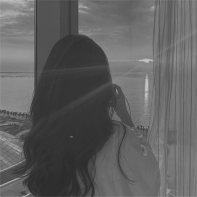 头像黑白女背影伤感