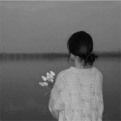 头像黑白女背影伤感