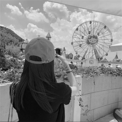 头像黑白女背影伤感