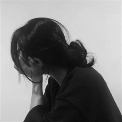 头像黑白女背影伤感