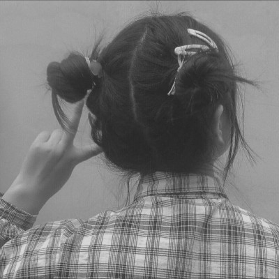 头像黑白女背影伤感