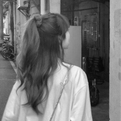 头像黑白女背影伤感