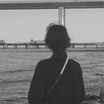 头像黑白女背影伤感