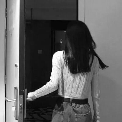 头像黑白女背影伤感