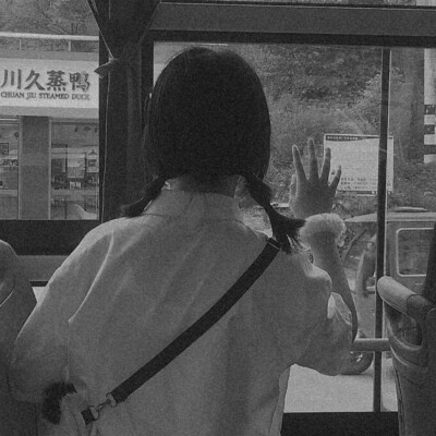 头像黑白女背影伤感