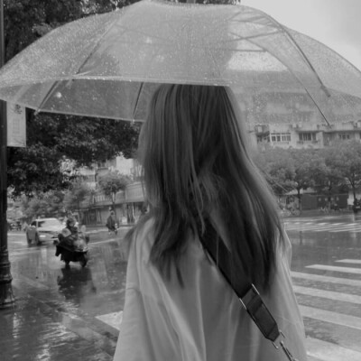 头像黑白女背影伤感