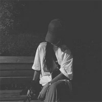 头像黑白女背影伤感