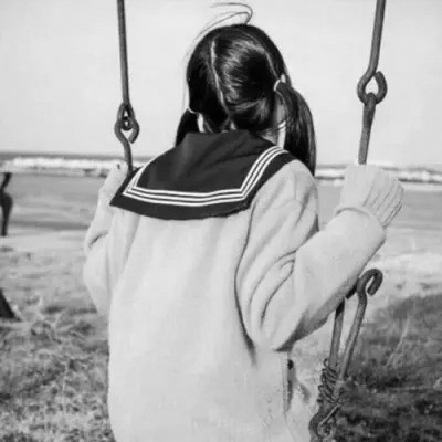 头像黑白女背影伤感